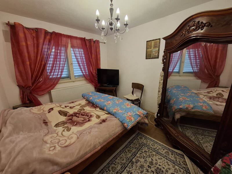 Fieni (Dambovita) Vand apartament renovat cu doua (2) camere